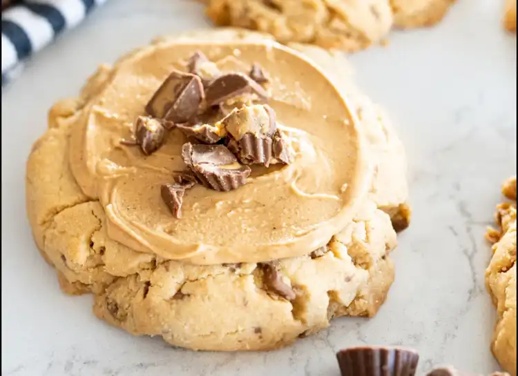 crumbl-peanut-butter-cup-cookie